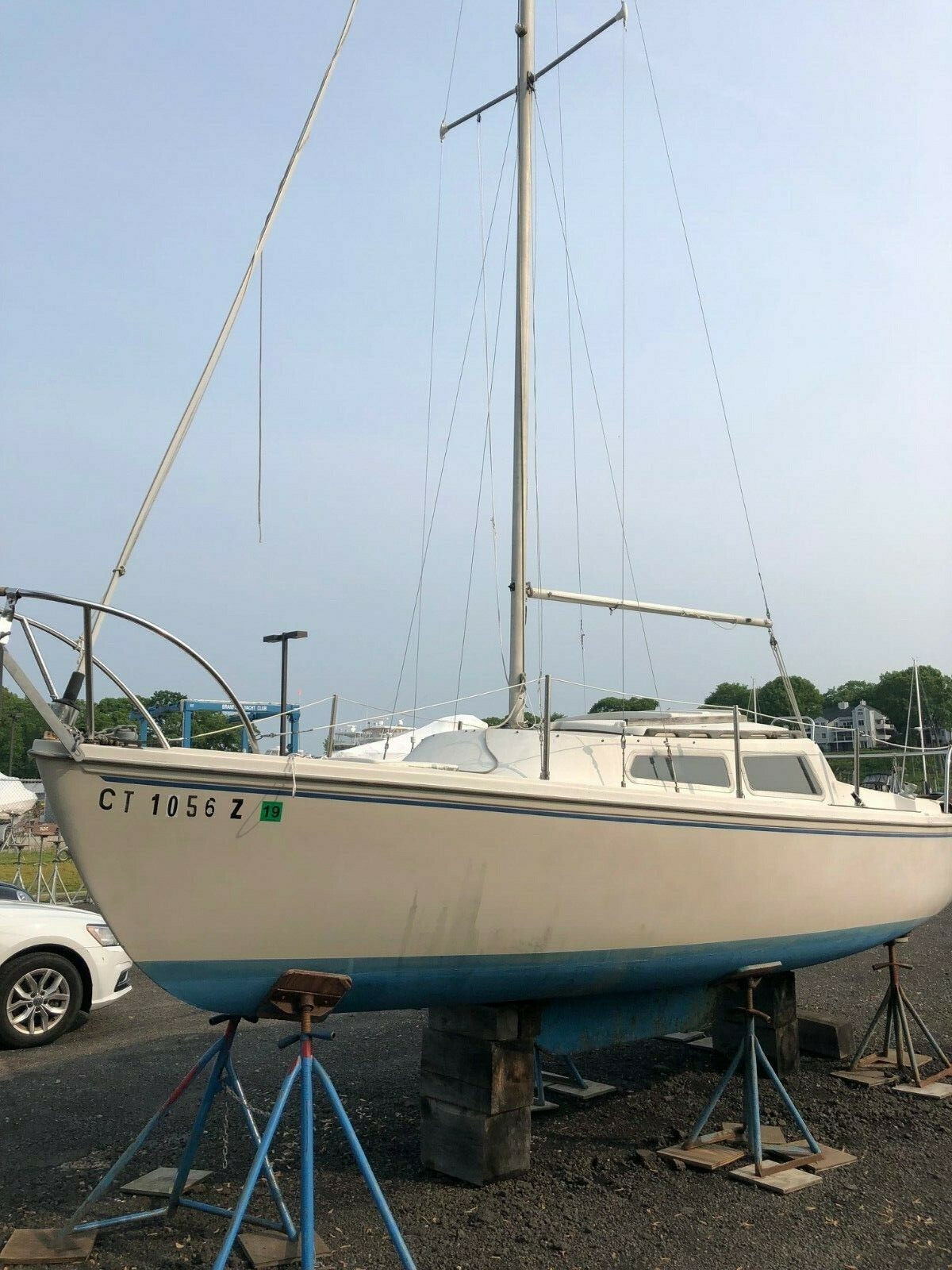 1977 22' CATALINA SAILBOAT (CT MONT 77)