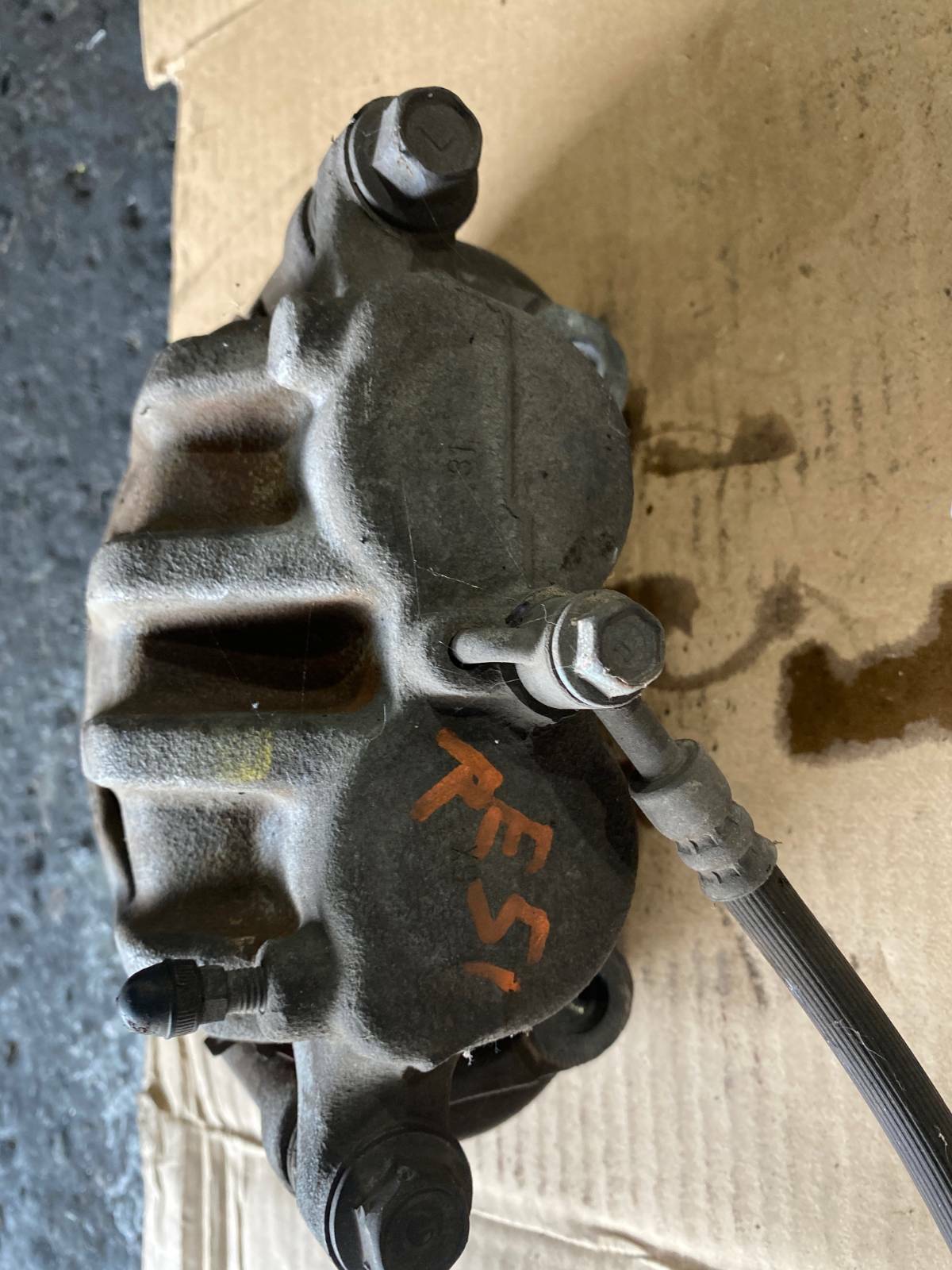 Nissan Elgrand E51 front passenger side brake calipper - thumbnail 2