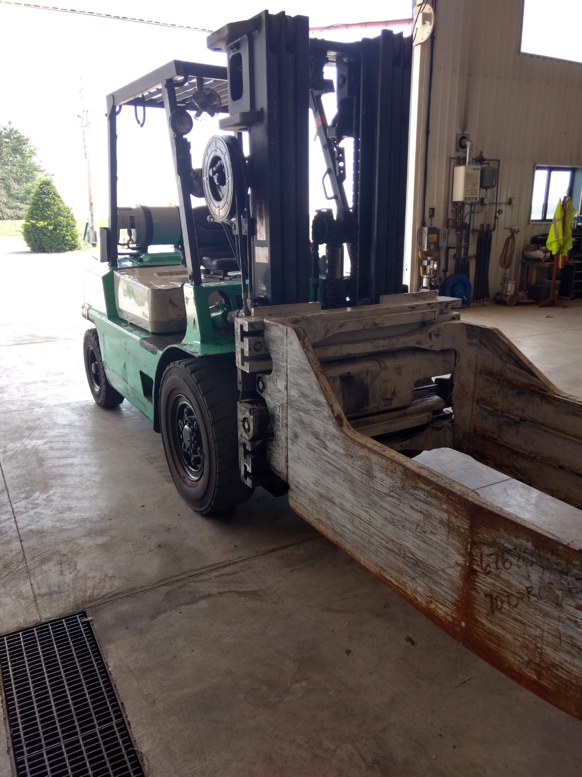 Mitsubishi / Caterpillar FG35 3 Stage Mast Pneumatic Tires CASCADE Bale Clamp