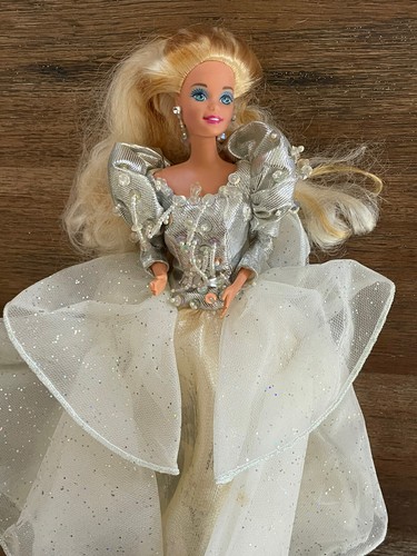 HAPPY holiday スペシャルエディションバービー Amazon.com: Happy Holidays Barbie Doll Hallmark Special