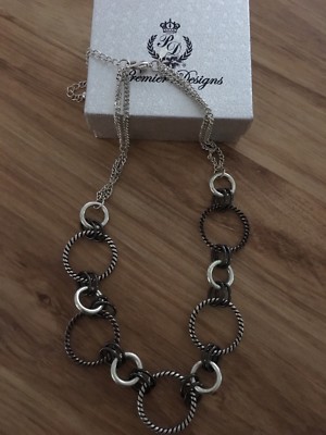 Premier designs Silvertone link necklace with box