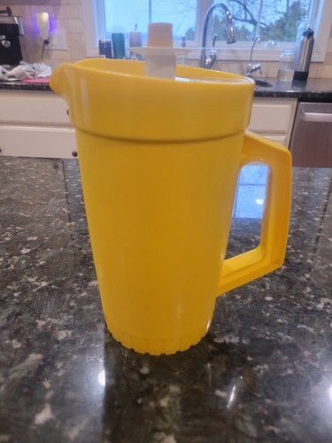Tupperware 1 Quart Yellow Pitcher With White Push Button Lid  Vintage