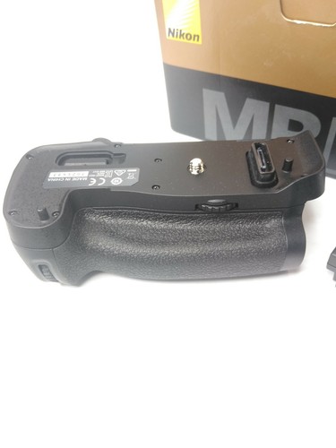 Nikon MBD17 battery grip Great Condition