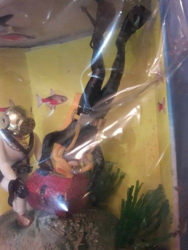 Rare Vintage 1983 Penn Plax Action Undersea Tug Of War Divers Battle Aquarium