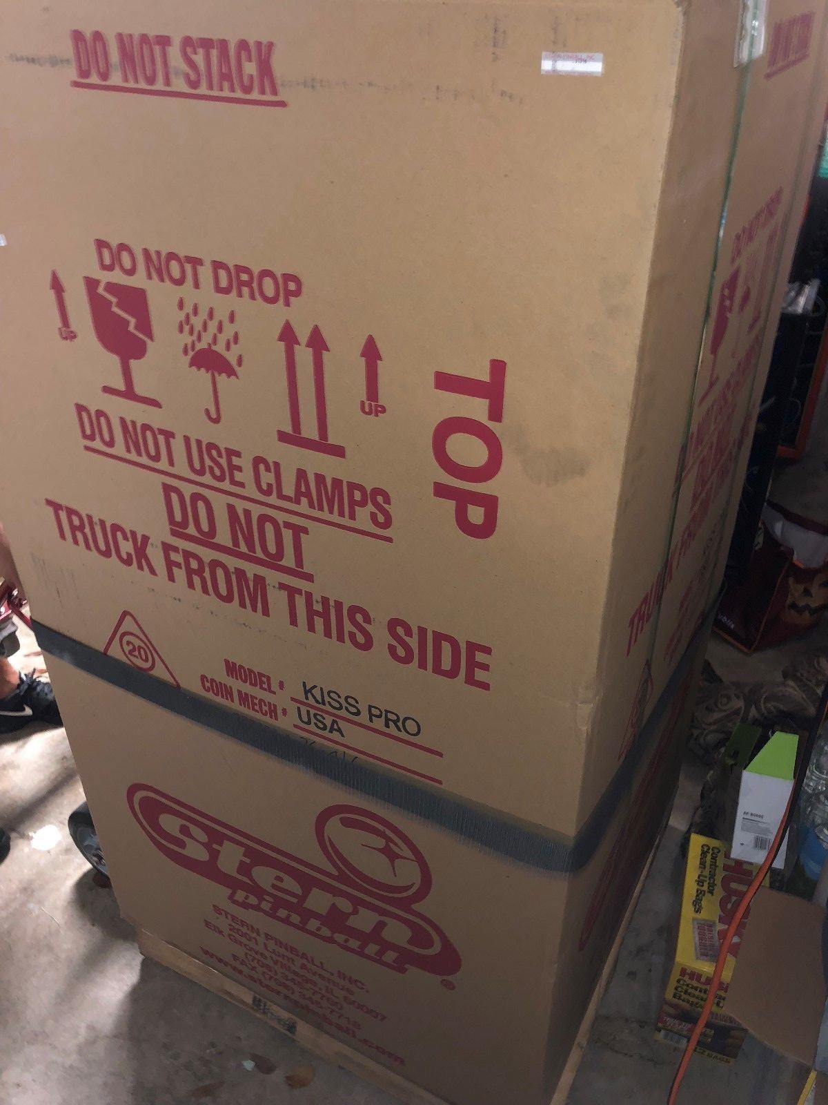 KISS  PINBALL MACHINE STERN 2015 NEW JUST TAKEN OUT OF THE BOX $499 SHIPS