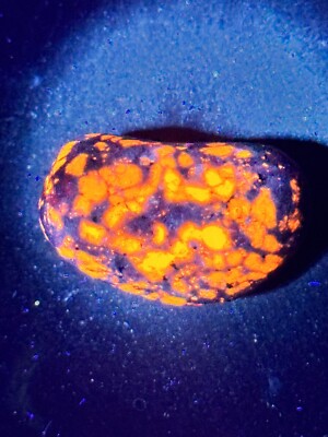 Super bright! Yooperlite Sodalite Mineral Glows 365nm UV Lake Ontario