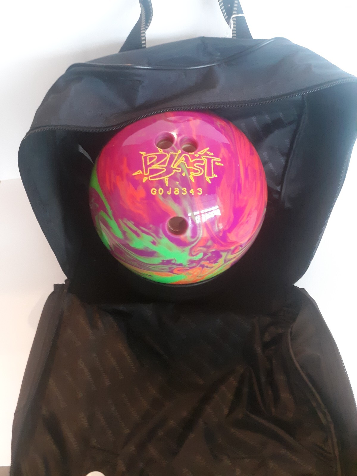Bowling Accessories   Brunswick Bowling Ball 8.5 lbs  with easy carry  case