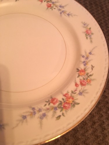 4 Homer Laughlin Eggshell Georgian Dinner 10” Plates B44N5 &  1 Bread Plate 6”