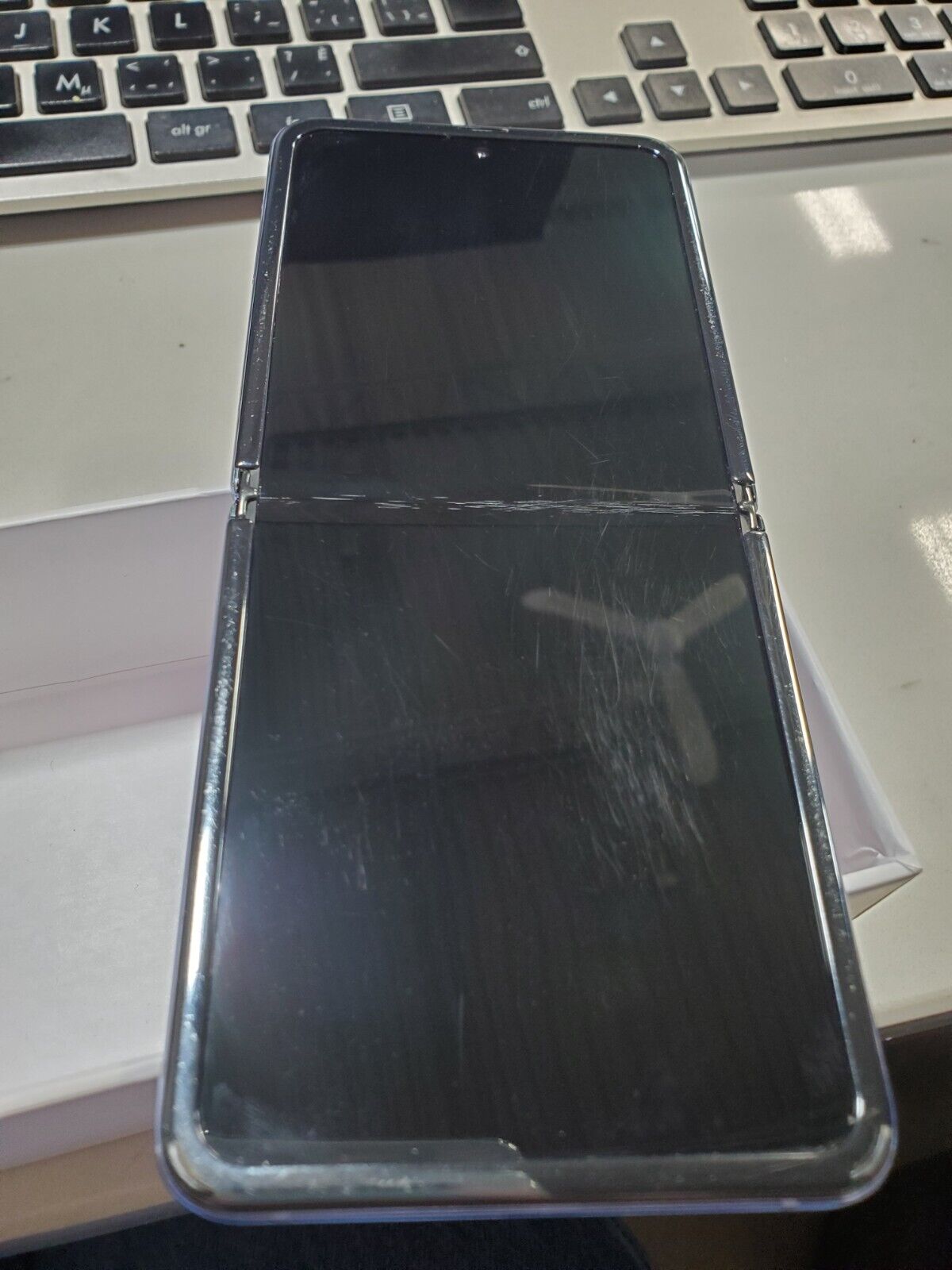 Galaxy Z Flip 700W 5G 256 GB Unlocked Fully Functional With Galaxy Z Flip 700W 5G 256 GB Unlocked Fully Functional With