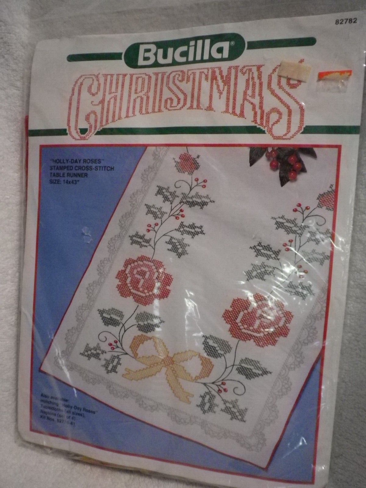 an。 Bucilla Stamped Embroidery Table runner HOLLY-DAY ROSES Kit