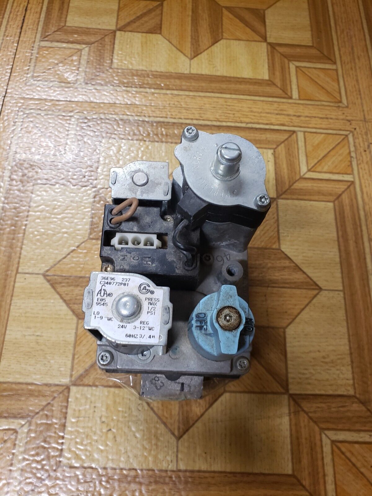 TRANE AMERICAN STANDARD C340772P01 2 STAGE GAS VALVE WHITE RODGERS 36E96 237
