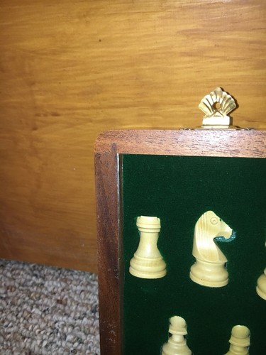 Beautiful Wooden Chess Set - Board w./inlays,Wooden pieces,Magnetic board/pieces