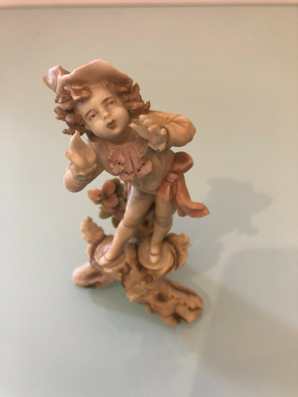 Petite Figurine DâUn Enfant Criant En Mettant Ses Mains En Porte-Voix En RÃ©Sine