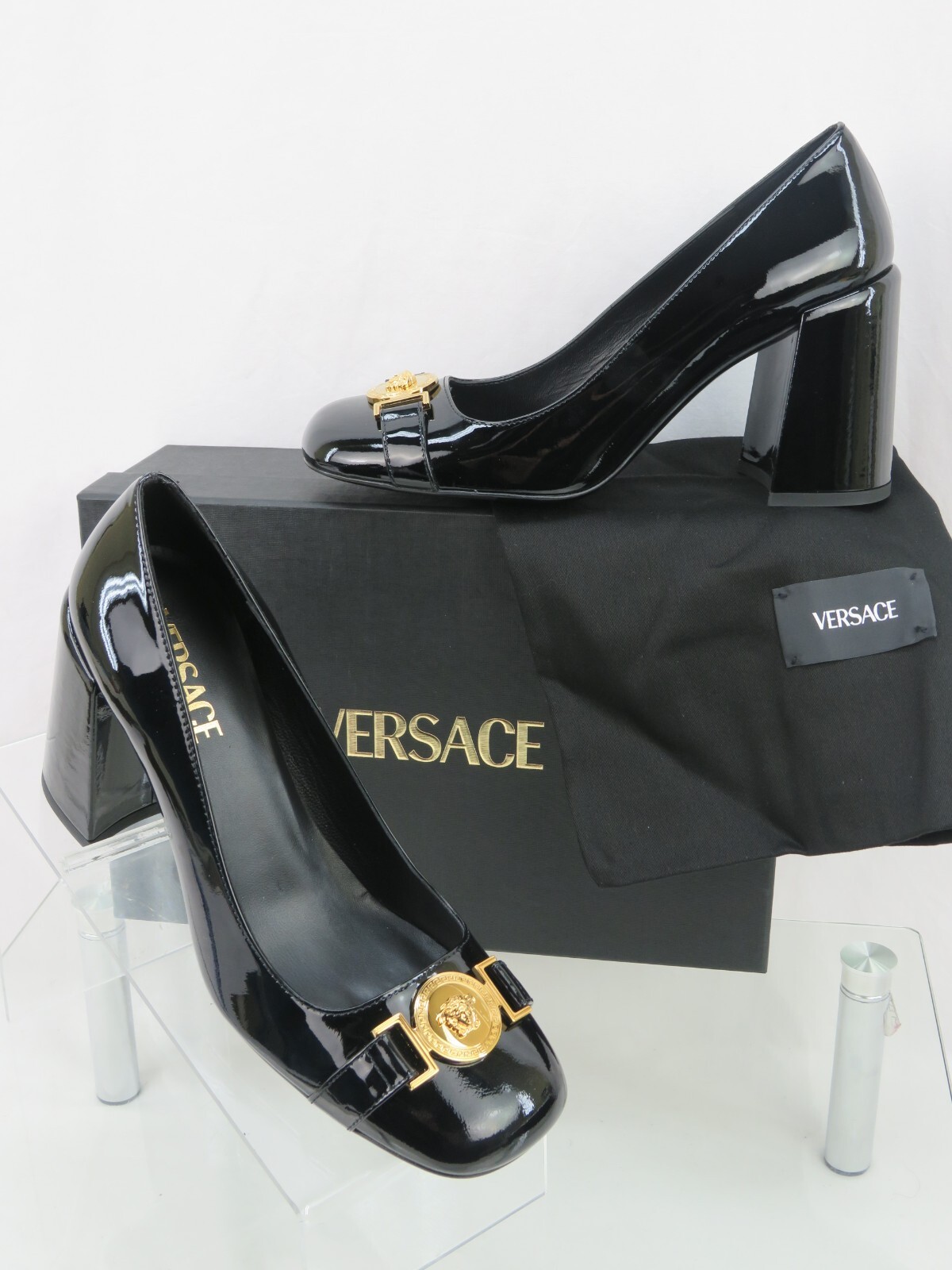 Versace★素敵！Gold Medusa & Nude Patent Leather Sandals Versace Women's Gold Medusa & Nude 100% Leather Sandals