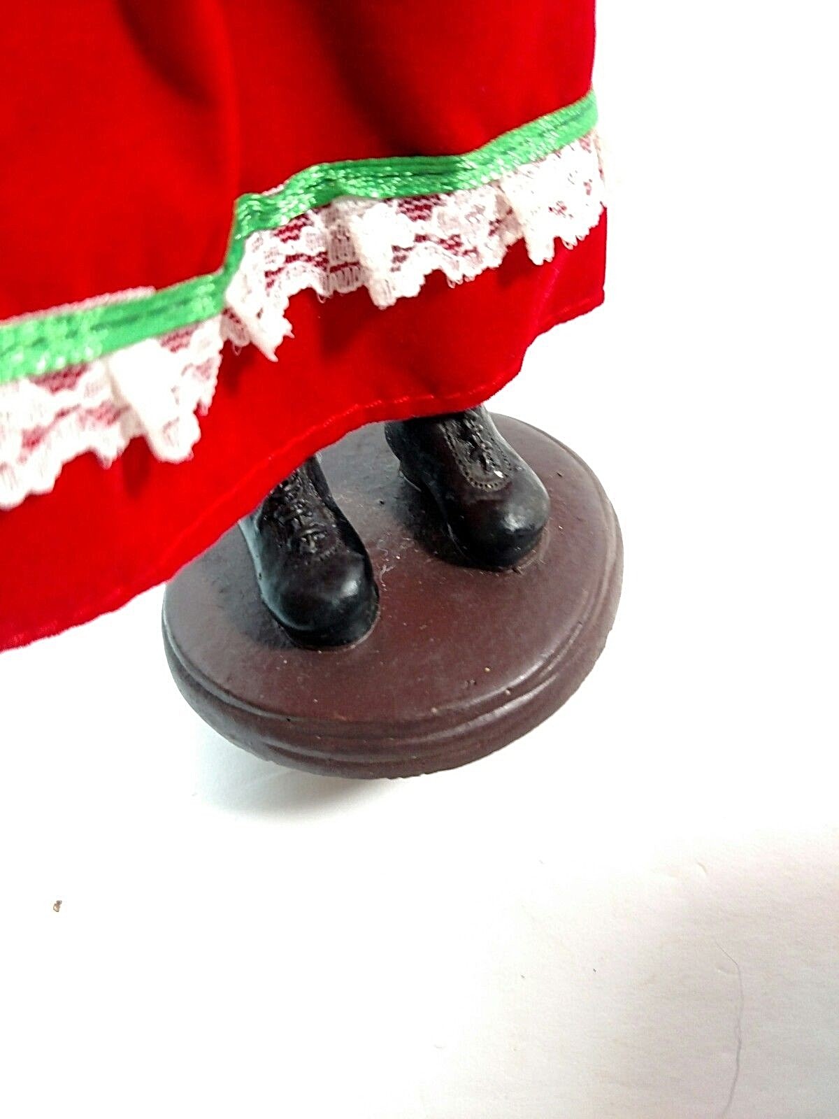 Vintage Caroler - Girl - With Wreath - Byers ? 9