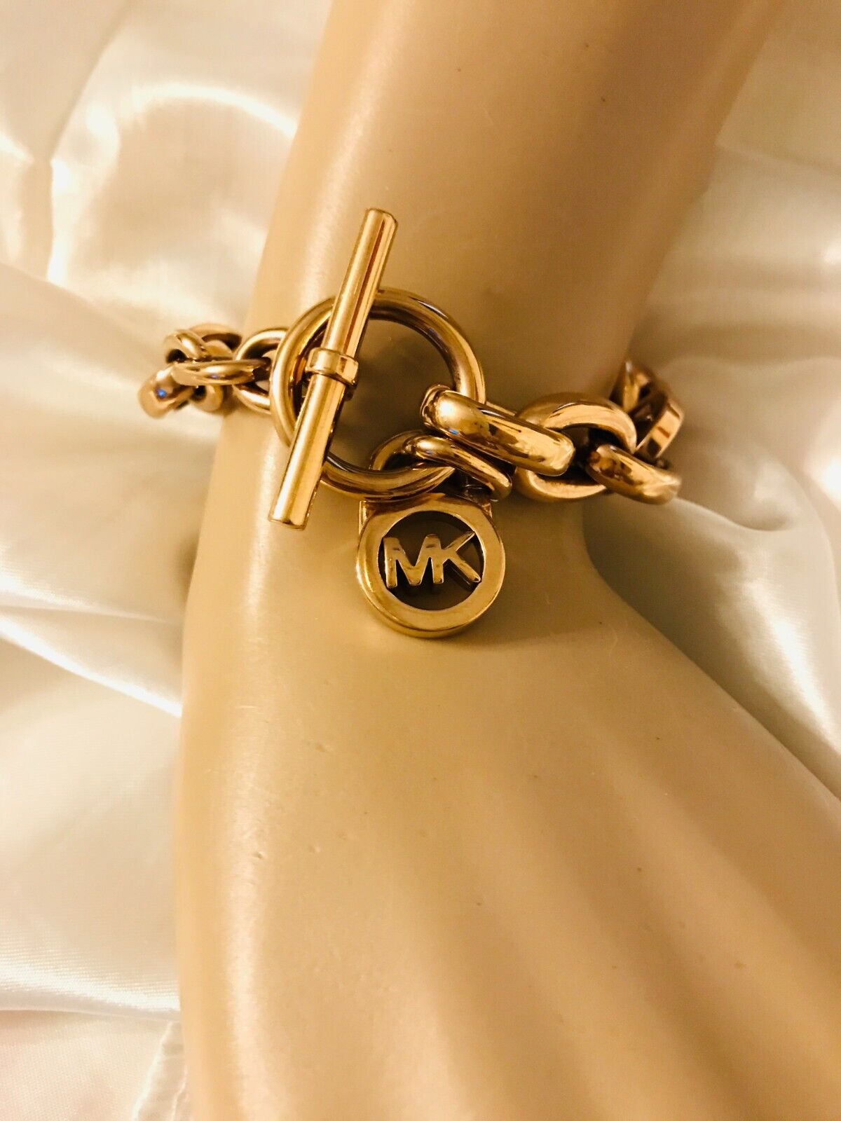 MICHAEL KORS FULTON BRACELET CHUNKY GOLD TONE MK LOCK CHARM MICHAEL KORS FULTON BRACELET CHUNKY GOLD TONE MK LOCK CHARM