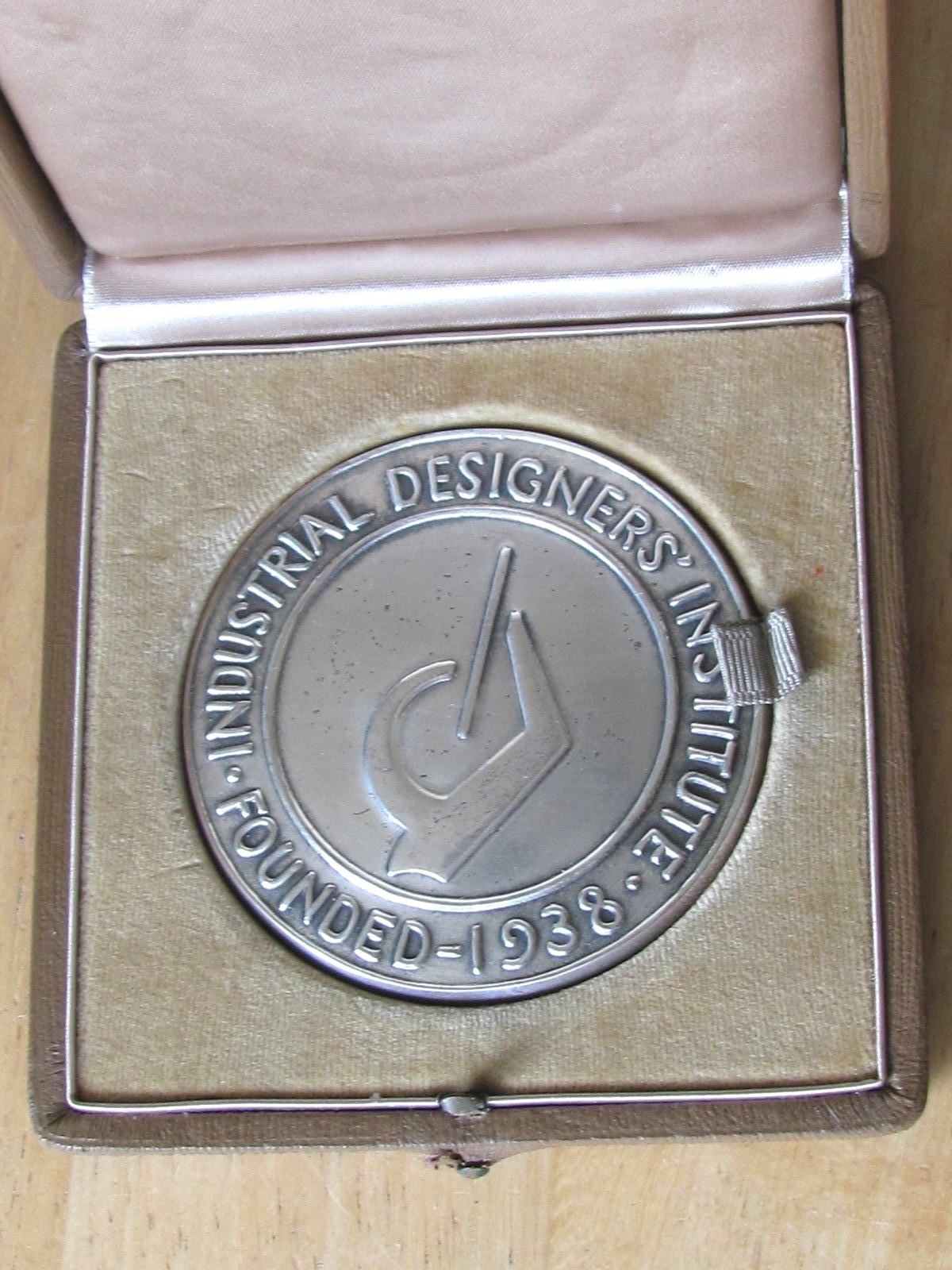 1956 MEDALLION AWARD INDUSTRIAL DESIGNER INSTITUTE, PAUL MacALISTER TV NBC SHOW