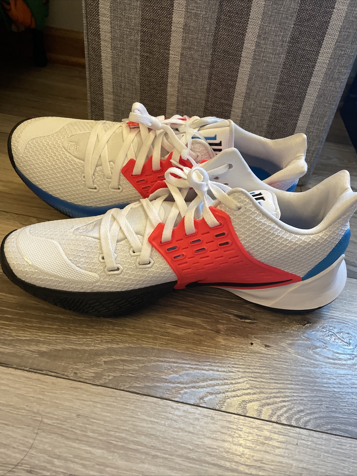 NEW Nike Kyrie Low 2 White Blue Crimson 
