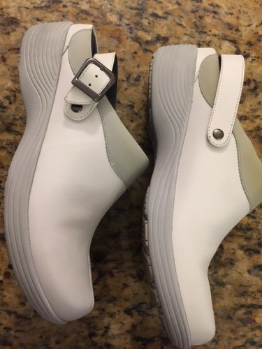 Dansko Work Wonders White Leather Slip Resistant Slide Clogs Women's 39 / 8.5-9