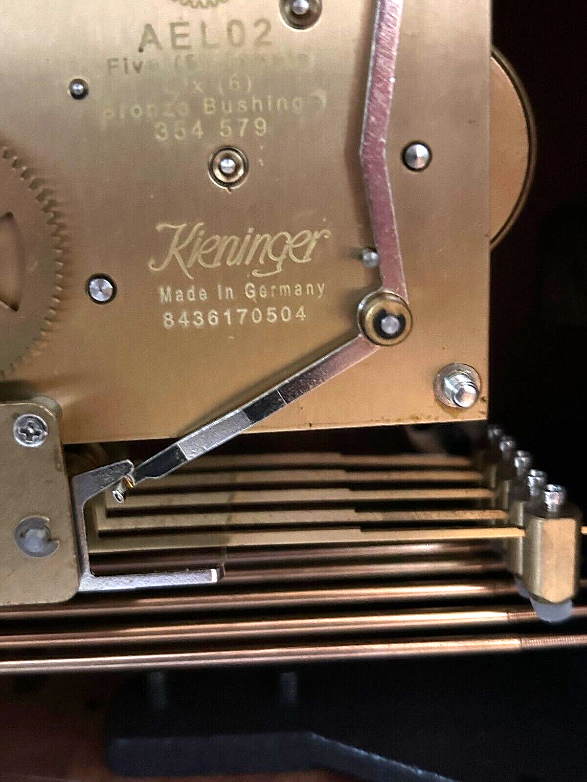 Howard Miller 613-180 Barrister Mantel Clock w / Key Westminster Chimes 2 Jewel