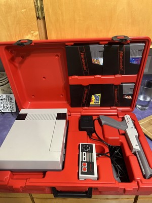 Original Nintendo (NES) Hard shell Carrying Case W/Console,Remotes,Gun, Games