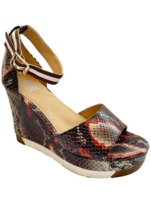 

JANE AND THE SHOE Женские коричневые босоножки Grace на танкетке из змеиной кожи на платформе 1 дюйм, Коричневый, FJS909001