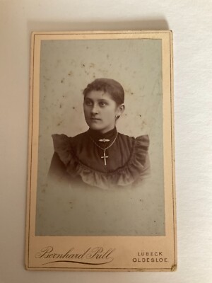 M55-  CDV Damenporträt, Brosche, Kreuzkette Lübeck um 1900