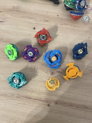 LOTTO BEYBLADE VINTAGE - BEYBLADE CON VARI PEZZI DI RICAMBIO 