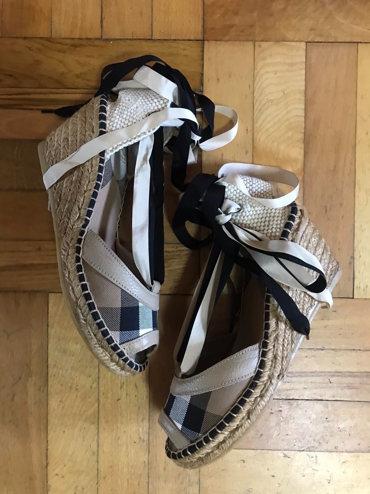 サンダル BURBERRY Embroidered Canvas Espadrilles Burberry Check Wedge Espadrilles - NWOT – Parker & Peony
