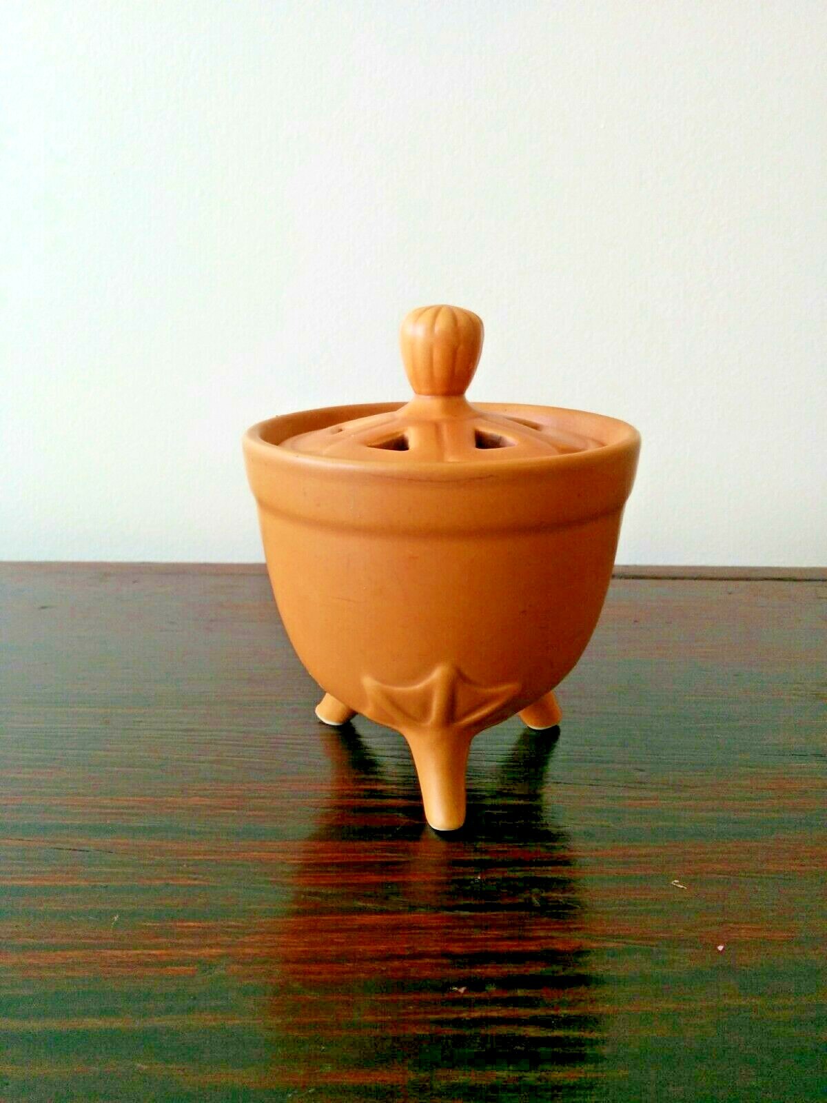 Ceramic Garlic Pottery Holder  In Great Condition