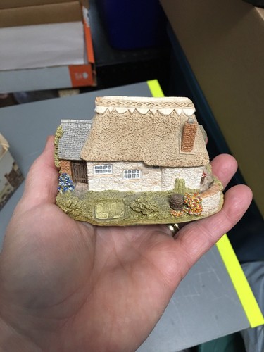 Vintage Lilliput Lane Smallest Inn Building Figurine w/Deed & Box