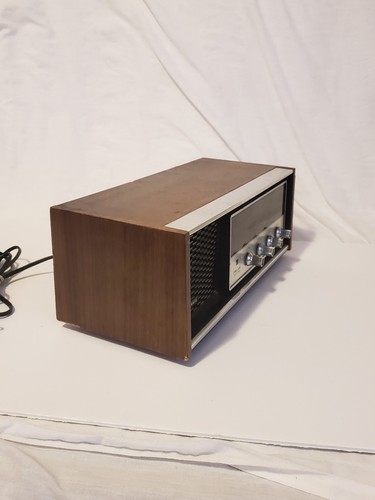 Vintage Panasonic RE-7369 FM/AM Solid State Radio Powers on Works Good EUC