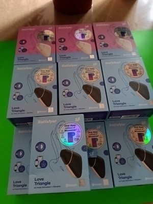 Satisfyer Love Triangle Air Pulse Stimulator + Vibration Black Or White (16 Lot)