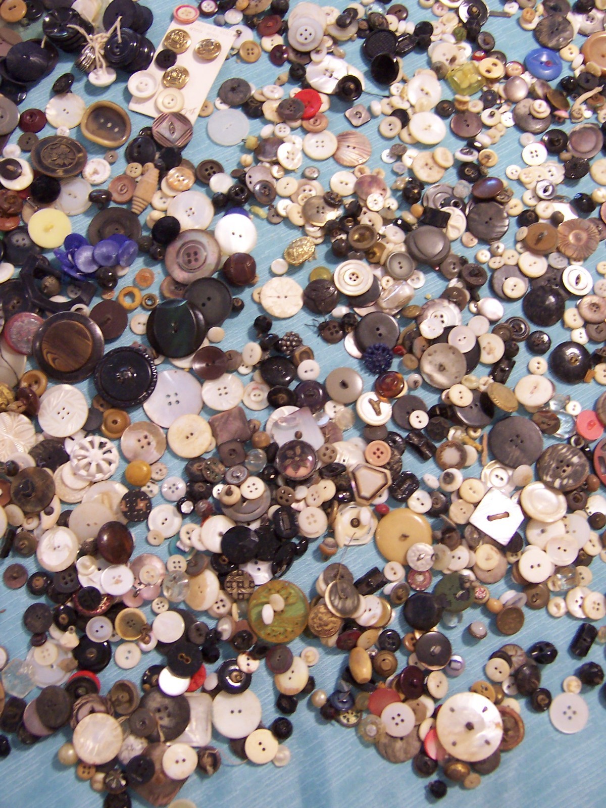 14 lb LOT OF VINTAGE ANTIQUE BUTTONS GLASS ENAMEL MOP RHINESTONES BAKELITE