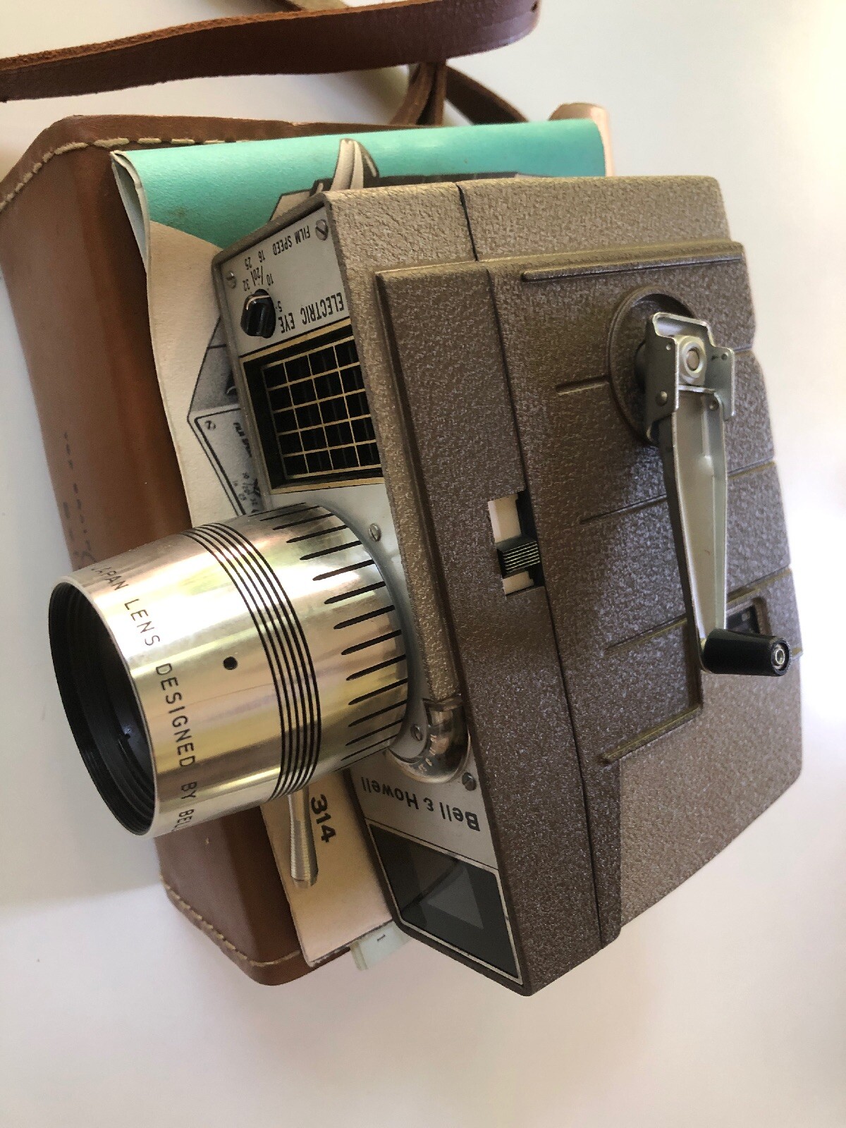 【ヴィンテージ】Bell&Howell Magazine Camera Bell & Howell: Magazine Camera 172 Price Guide: estimate a