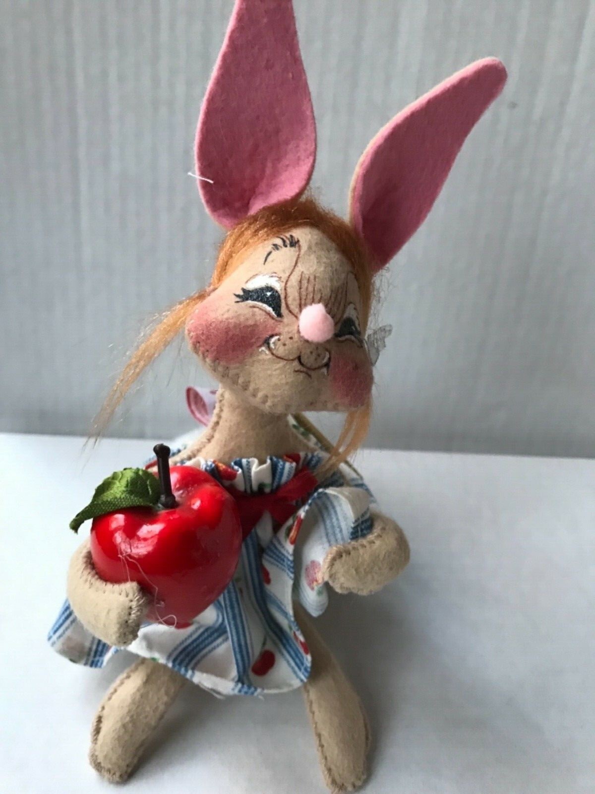 VINTAGE Annalee 7” Easter Bunny w/ Pink Ears & Holding Apple--1995 CUTE!!