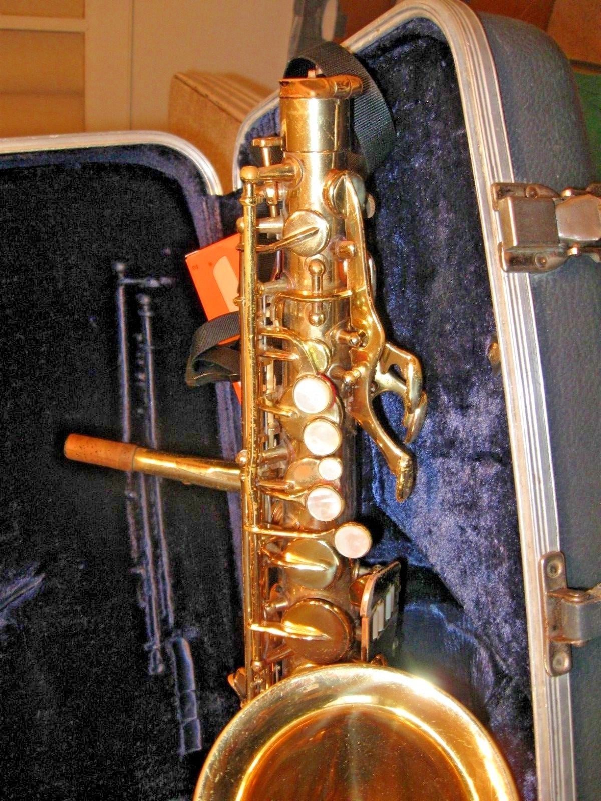 VINTAGE CONN ALTO SAXOPHONE GOLD & CONN HARDSHELL CASE SERIAL NUMBER N63035 USED