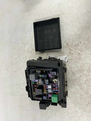 18 19 CHEVY TRAVERSE Engine Fuse Box Block Assembly