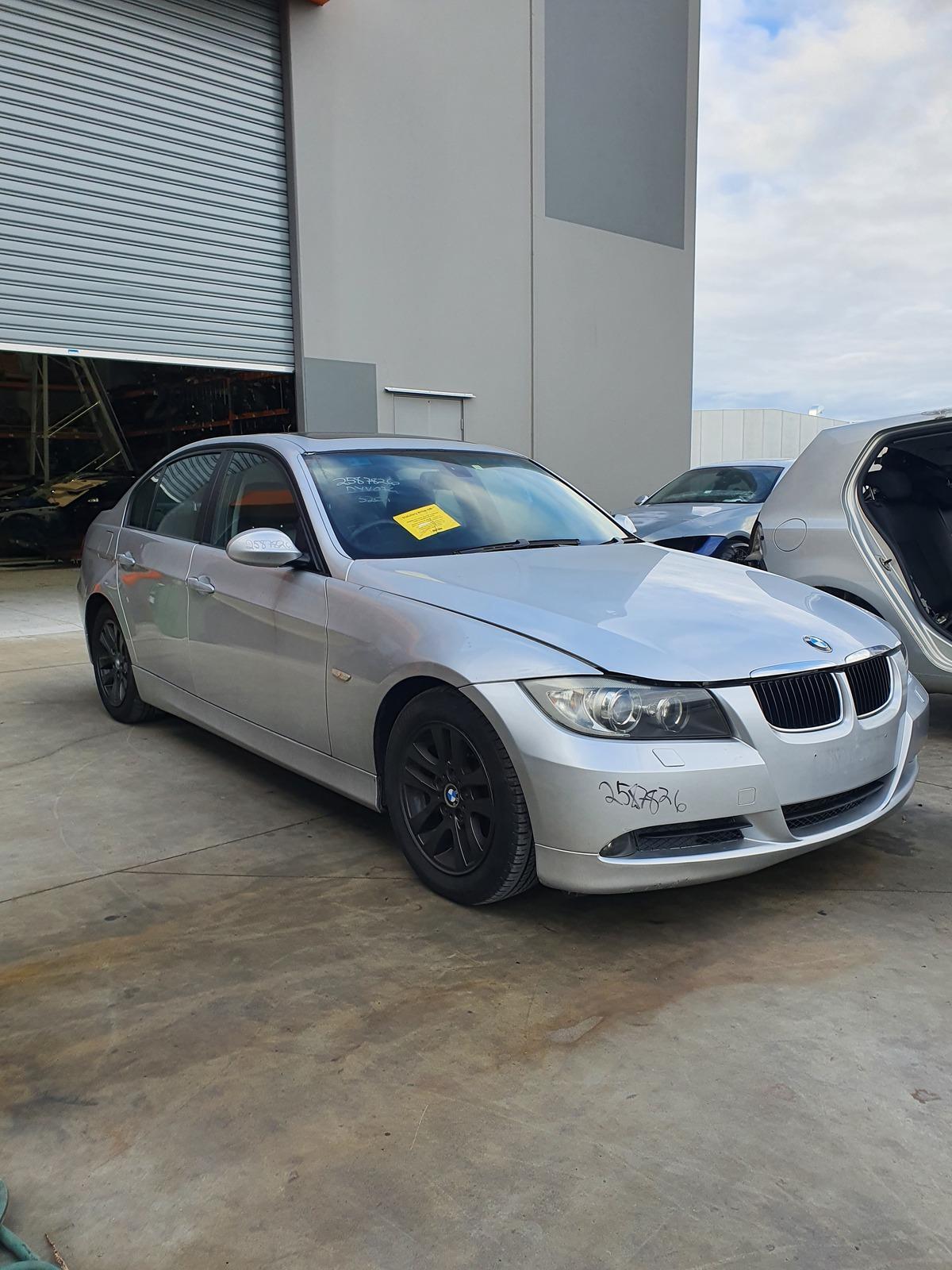 2007 Bmw 3 Series RADIATOR GRILLE (RH SIDE) E90/E91 SEDAN/WAGON BLACK/CHROM image 3