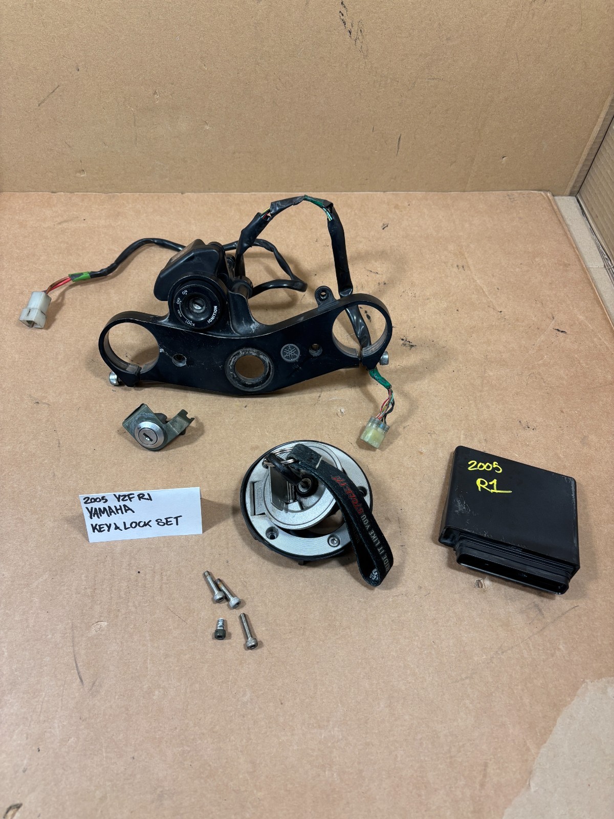 YZF-R1 5VY 2004 キーシリンダー 黒鍵1本 ECU 始動確認済み 04 05 06 YAMAHA YZFR1 YZF-R1 OEM KEY IGNITION ECU ECM CDI GAS CAP