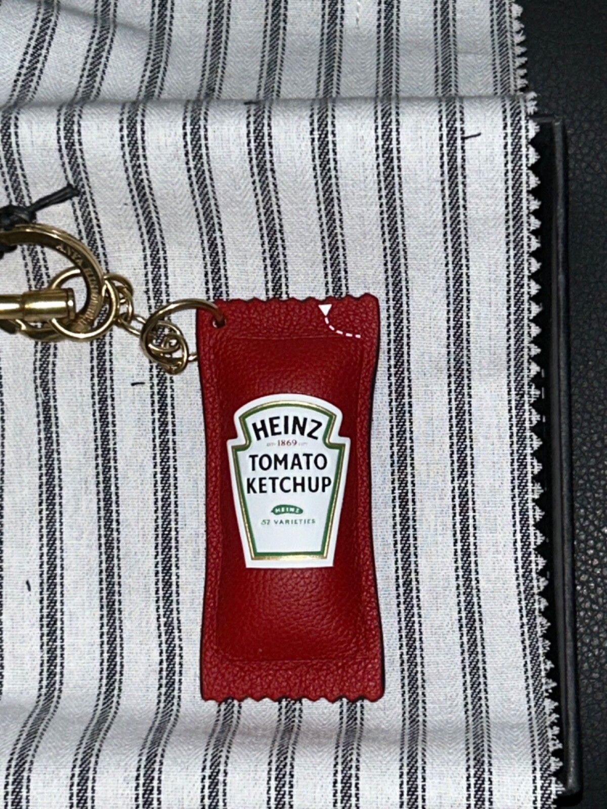 Anya Hindmarch★Heinz Ketchup チャーム Anya Brands Heinz Ketchup Charm | Anya Hindmarch US