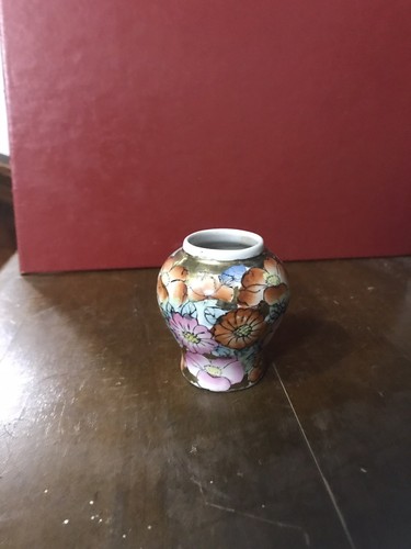 Antique Chinese Old Porcelain Handmade Flower Snuff bottle Gold Etching