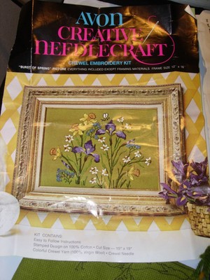 AVON BURST OF SPRING FLORAL CREWEL EMBROIDERY KIT STITCHERY GREEN WALL ART 15X19