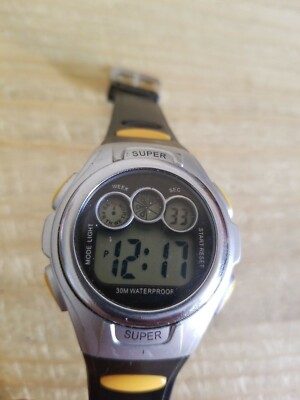 GREAT LOOKING MULTI FUNCTION WATER RESISTANT WATCH.NEEDS NEW BATTERY