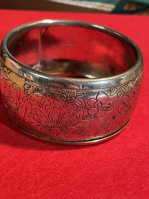 Beautiful Vintage FLOWER ETCHED SILVERTONE BANGLE