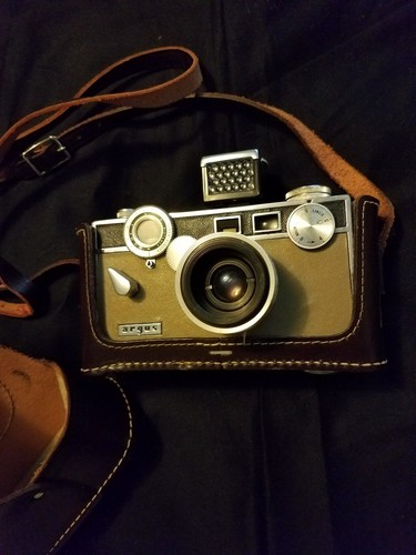 ARGUS c3 TAN MODEL PHOTO CAMERA WITH 50mm F-3.5 LENS WITH CASE Original Booklet