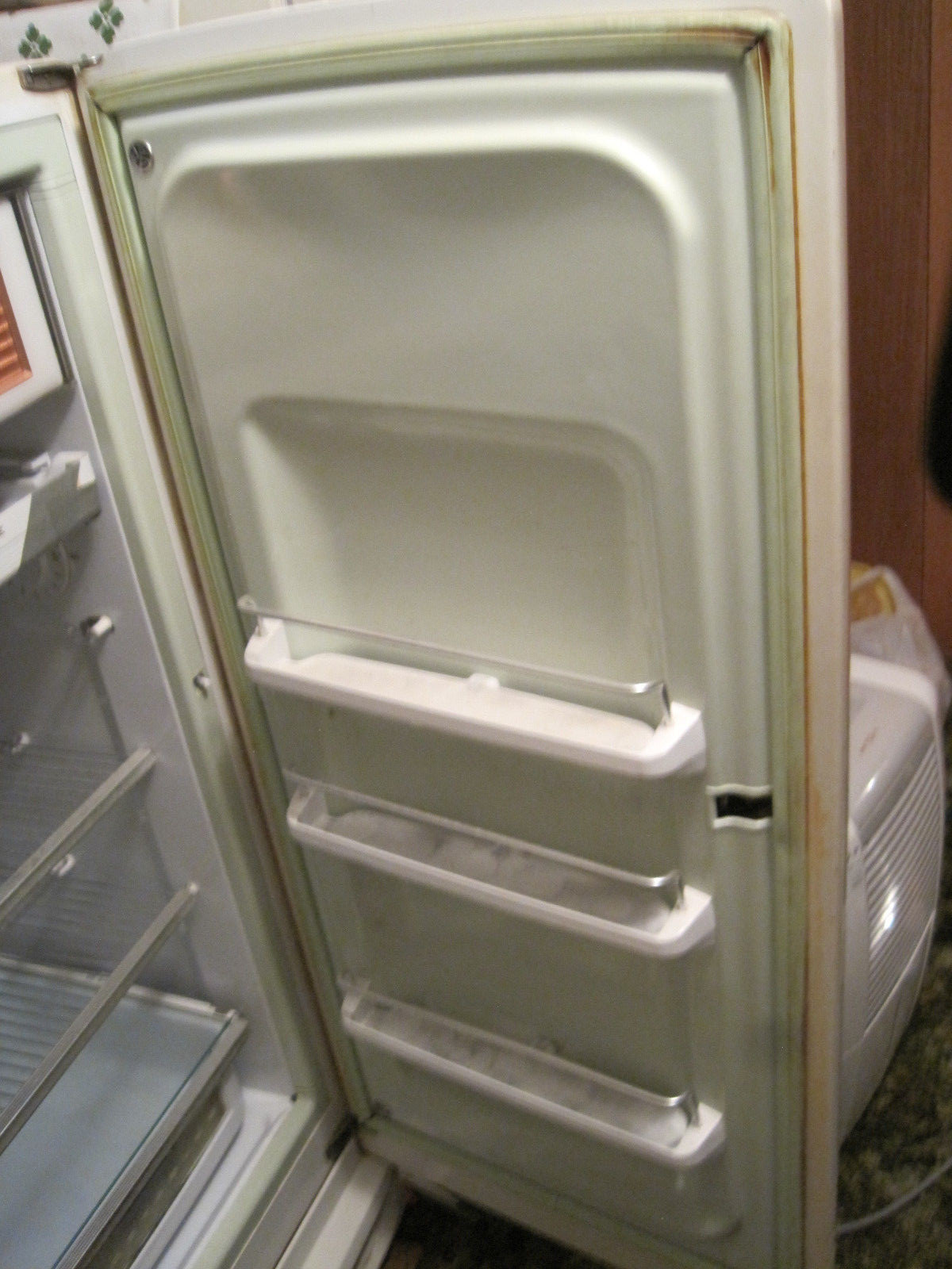 VINTAGE GENERAL ELECTRIC GE REFRIGERATOR