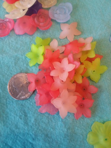 Lucite flower beads in spring colors; 125 beads mol; 10-35 cm wide.