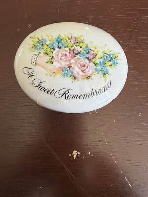 Avon 1982  A Sweet Remeberance  Porcelain Trinket Box