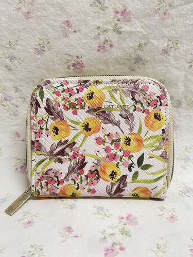 折りたたみ財布 JILLSTUART Logo Point Cowhide half wallet 4BNY480 JILL by JILLSTUART Garden Floral Two Fold Zip Wallet
